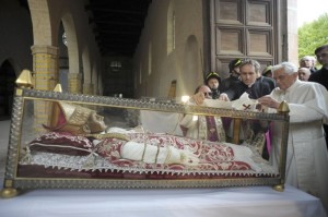 Pope Benedict places a white stole on the relic of Pope Celestino V in L'Aquila